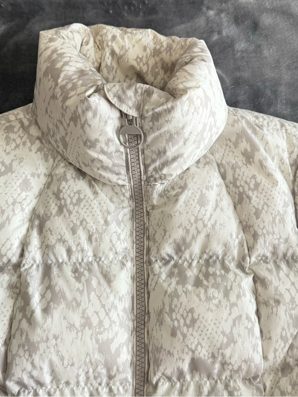Athleta Downtown Printed Jacket Womens S Cream Grey  Puffer Coat Cozy Winter EUC